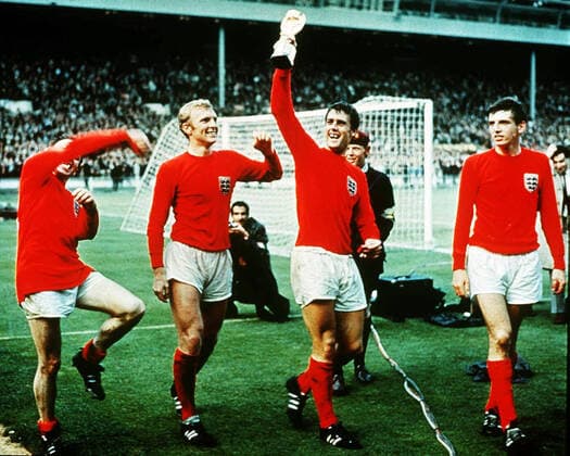 Hat-trick hero Geoff Hurst holds the trophy aloft during England?s lap of honour at Wembley Stadium. Bobby Moore, Martin Peters and Nobby Stiles also pictured. , Geoff Hurst, Bobby Moore, Martin Peters, Nobby Stiles Wembley Stadium, London, UK, Copyright: xVarleyxMediaxx, Ref:VM FWC66 003 England celebrate 3.jpg, FIFA World Cup, WM, Weltmeisterschaft, Fussball final, Wembley, stadium, Geoff Hurst, Bobby Moore, Martin Peters, Nobby Stiles, football, soccer, celebrations, happy, 1966 Copyright: xVarleyxMediaxx