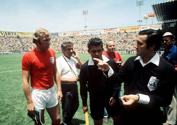 England captain Bobby Moore listens to the referee ahead of the 1970 FIFA World Cup, WM, Weltmeisterschaft, Fussball quarter-final between England and West Germany. , Bobby Moore Estadio Nou Camp, Leon, Mexico, Ref:VM FWC70 001 Bobby Moore England.jpg, FIFA World Cup, England, West Germany, 1970, referee, football, soccer, Mexico, Leon, Estadio Nou Camp, Bobby Moore, coin toss Copyright: xVarleyxMediaxx