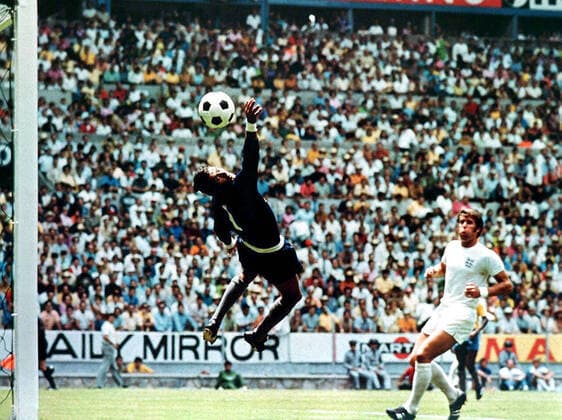 Geoff Hurst goes close for England during their match against Brazil at the 1970 FIFA World Cup, WM, Weltmeisterschaft, Fussball , Geoff Hurst, Felix Estadio Jalisco, Guadalajara, Mexico, Ref:VM FWC70 006 Geoff Hurst England.jpg, FIFA World Cup, England, Brazil, Geoff Hurst, Felix, soccer, football, chance, Mexico, Estadio Jalisco, Guadalajara, 1970 Copyright: xVarleyxMediaxx