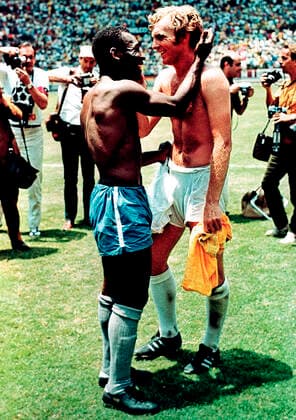One of the most iconic sports photographs of all time. Pelé and Bobby Moore embrace after swapping shirts at the 1970 FIFA World Cup, WM, Weltmeisterschaft, Fussball , Pele, Bobby Moore Estadio Jalisco, Guadalajara, Mexico, Ref:VM FWC70 009 Pele Bobby Moore Brazil England.jpg, FIFA World Cup, England, Brazil, Pele, Bobby Moore, iconic, swap shirts, embrace, football, soccer, sportsmanship, respect, love, famous, anti-racism, black lives matter, Mexico, 1970, Estadio Jalisco, Guadalajara, John Varley Copyright: xVarleyxMediaxx