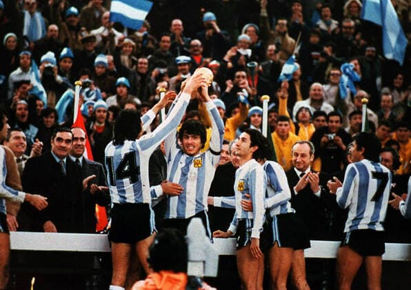 Daniel Passarella lifts the World Cup for Argentina after their victory over the Netherlands in the 1978 FIFA World Cup, WM, Weltmeisterschaft, Fussball final. , Daniel Passarella, Leopoldo Luque, Luis Galvan, Osvaldo Ardiles Estadio Monumental, Buenos Aires , Argentina, Ref:VM FWC78 003 Argentina lift the World Cup.jpg, Daniel Passarella, Leopoldo Luque, Luis Galvan, Osvaldo Ardiles, FIFA World Cup, Argentina, trophy, celebrations, happy, fans, pitch invasion, football, soccer, final, Estadio Monumental, Buenos Aires, 1978 Copyright: xVarleyxMediaxx