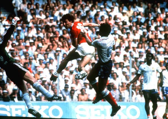 Bryan Robson scores for England against France during the 1982 FIFA World Cup, WM, Weltmeisterschaft, Fussball , Bryan Robson, Jean-Luc Ettori, Christian Lopez San Memes Stadium, Bilbao , Spain, Ref:VM FWC82 001 Bryan Robson England.jpg, Bryan Robson, Jean-Luc Ettori, Christian Lopez, England, France, FIFA World Cup, header, goal, football, soccer, Bilbao, San Memes Stadium, Spain, 1982 Copyright: xVarleyxMediaxx