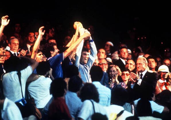 Dino Zoff lifts the trophy for Italy after their victory over West Germany in the 1982 FIFA World Cup, WM, Weltmeisterschaft, Fussball final., Dino Zoff Santiago Bernabeu Stadium, Madrid, Spain, Ref:VM FWC82 002 Italy lift the World Cup.jpg, Dino Zoff, Italy, World Cup, FIFA, trophy, celebrations, happy, West Germany, final, football, soccer, Madrid, Santiago Bernabeu, Spain, 1982 Copyright: xVarleyxMediaxx