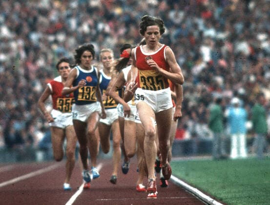 Olympische Spiele; München 1972 1.500m Lauf der Frauen Vorne Olympiasiegerin Ljudmila Bragina (UDSSR) ,die gleichtzeitig einen neuen Weltrekord aufstellt. 07.09.1972 *** Olympic Games Munich 1972 1 500m womens race In front Olympic champion Lyudmila Bragina USSR ,who at the same time sets up a new world record 07 09 1972 HM