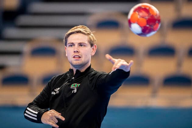 211008 <Helsingborgs Linus Eriksson-Lilja under uppvärmningen inför handbollsmatchen i herrarnas Allsvenska mellan OV Helsingborg och Amo den 8 oktober 2021 i Helsingborg. Copyright: NICLASxJÖNSSON BB211008NO006