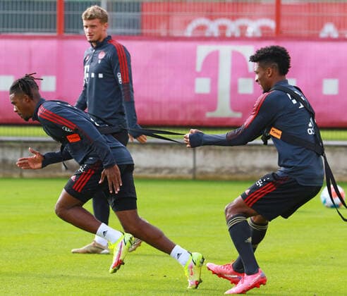 v.l. 3 Omar Richards, 17 Michael Cuisance, 11 Kingsley Coman, Krafttraining Fussball 1. Bundesliga FC Bayern München Training an der Saebenerstrasse am 06.10.2021 FOTO: Mladen Lackovic LakoPress