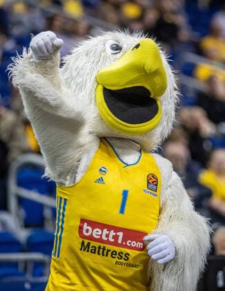 Basketball: EuroLeague, ALBA Berlin - ASVEL Lyon-Villeurbanne, 2. Spieltag, Mercedes-Benz Arena. Maskottchen Albatros feuert das Team von ALBA Berlin an. ALBA Berlin - ASVEL Villeurbanne