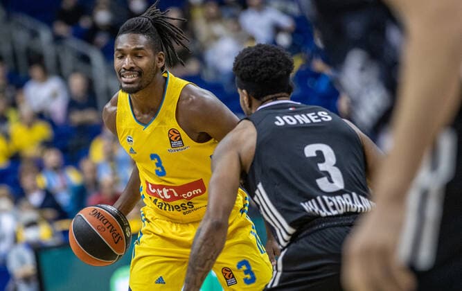 Basketball: EuroLeague, ALBA Berlin - ASVEL Lyon-Villeurbanne, 2. Spieltag, Mercedes-Benz Arena. ALBAs Jaleen Smith (l) kaempft gegen Chris Jones von ASVEL Villeurbanne um den Ball. ALBA Berlin - ASVEL Villeurbanne