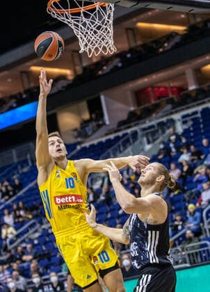 Basketball: EuroLeague, ALBA Berlin - ASVEL Lyon-Villeurbanne, 2. Spieltag, Mercedes-Benz Arena. ALBAs Tim Schneider (l) springt mit dem Ball zum Korb. ALBA Berlin - ASVEL Villeurbanne
