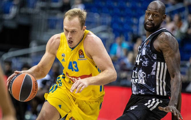 Basketball: EuroLeague, ALBA Berlin - ASVEL Lyon-Villeurbanne, 2. Spieltag, Mercedes-Benz Arena. ALBAs Luke Sikma (l) kaempft gegen James Gist von ASVEL Villeurbanne um den Ball. ALBA Berlin - ASVEL Villeurbanne