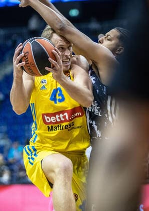 Basketball: EuroLeague, ALBA Berlin - ASVEL Lyon-Villeurbanne, 2. Spieltag, Mercedes-Benz Arena. ALBAs Luke Sikma (l) kaempft sich durch die Abwehr von ASVEL Villeurbannel. ALBA Berlin - ASVEL Villeurbanne
