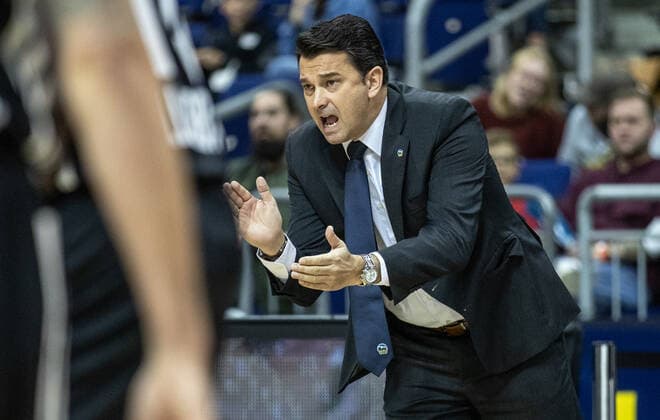 Basketball: EuroLeague, ALBA Berlin - ASVEL Lyon-Villeurbanne, 2. Spieltag, Mercedes-Benz Arena. ALBAs Headcoach Israel Gonzalez feuert sein Team an. ALBA Berlin - ASVEL Villeurbanne