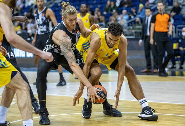 Basketball: EuroLeague, ALBA Berlin - ASVEL Lyon-Villeurbanne, 2. Spieltag, Mercedes-Benz Arena. ALBAs Oscar da Silva (r) kaempft gegen Dylan Osetkowski von ASVEL Villeurbanne um den Ball. ALBA Berlin - ASVEL Villeurbanne