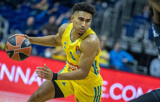 Basketball: EuroLeague, ALBA Berlin - ASVEL Lyon-Villeurbanne, 2. Spieltag, Mercedes-Benz Arena. ALBAs Maodo Lo spielt den Ball. ALBA Berlin - ASVEL Villeurbanne