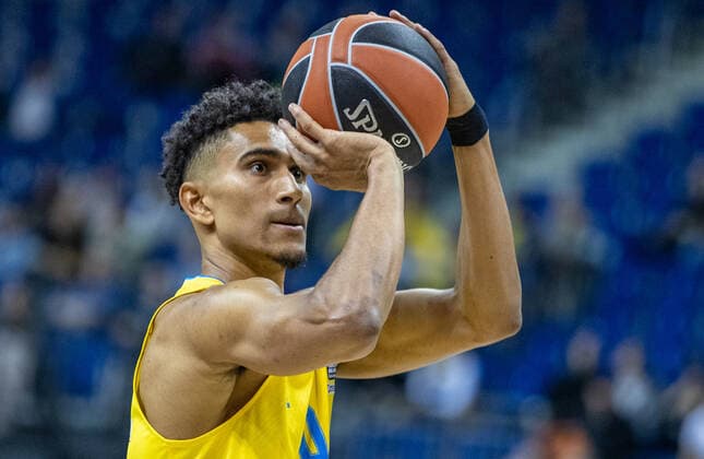 Basketball: EuroLeague, ALBA Berlin - ASVEL Lyon-Villeurbanne, 2. Spieltag, Mercedes-Benz Arena. ALBAs Maodo Lo wirft den Ball. ALBA Berlin - ASVEL Villeurbanne