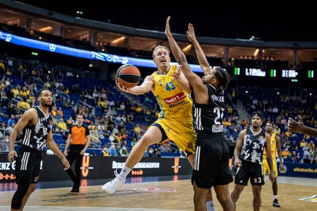 Basketball Berlin 08.10.2021 Saison 2021 2022 EuroLeague Regular Season Alba Berlin - LDLC ASVEL Villeurbanne Luke Sikma (Alba Berlin, No.43) William Howard (Villeurbanne, No.25)