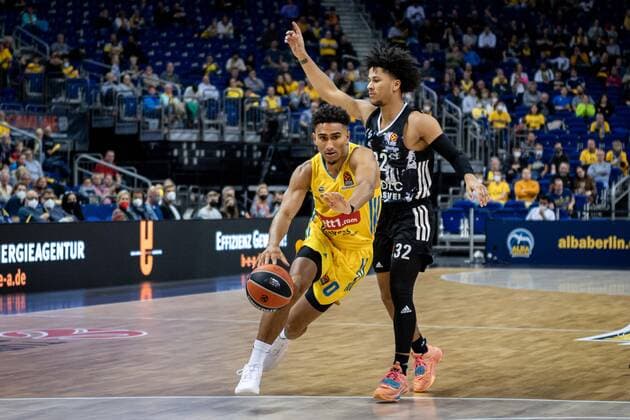 Basketball Berlin 08.10.2021 Saison 2021 2022 EuroLeague Regular Season Alba Berlin - LDLC ASVEL Villeurbanne Maodo Lo (Alba Berlin, No.00) Matthew Strazel (Villeurbanne, No.32)