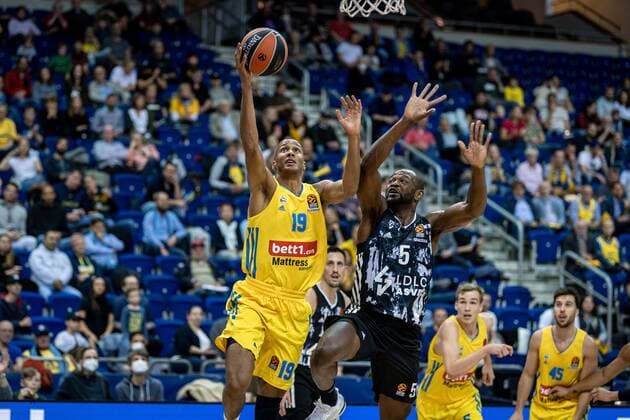 Basketball Berlin 08.10.2021 Saison 2021 2022 EuroLeague Regular Season Alba Berlin - LDLC ASVEL Villeurbanne Louis Olinde (Alba Berlin, No.19) Charles Kahudi (Villeurbanne, No.05)