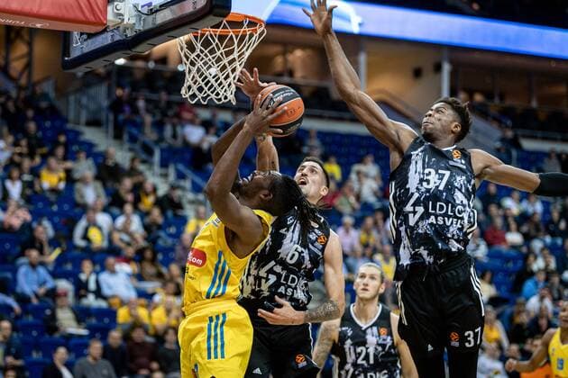 Basketball Berlin 08.10.2021 Saison 2021 2022 EuroLeague Regular Season Alba Berlin - LDLC ASVEL Villeurbanne Jaleen Smith (Alba Berlin, No.03) Rok Stipcevic (Vilnius, No.06) Kostas Antetokounmpo (Villeurbanne, No.37)