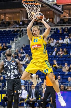 Sport Themen der Woche KW40 Sport Bilder des Tages Basketball: EuroLeague, ALBA Berlin - ASVEL Lyon-Villeurbanne, 2. Spieltag, Mercedes-Benz Arena. ALBAs Luke Sikma springt mit dem Ball zum Korb. ALBA Berlin - ASVEL Villeurbanne