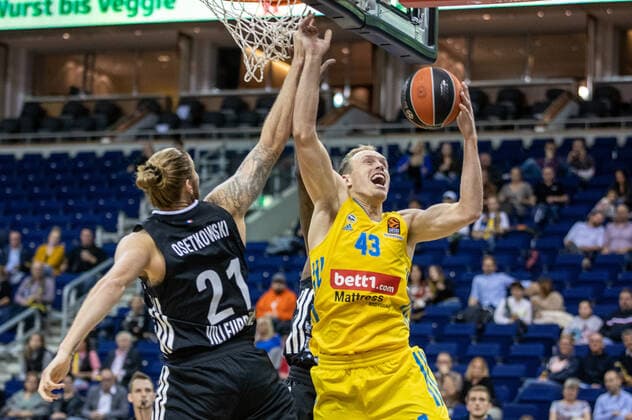Basketball: EuroLeague, ALBA Berlin - ASVEL Lyon-Villeurbanne, 2. Spieltag, Mercedes-Benz Arena. ALBAs Luke Sikma (r) springt zum Korb gegen Dylan Osetkowski von ASVEL Villeurbanne. ALBA Berlin - ASVEL Villeurbanne