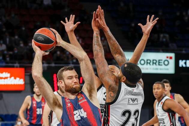 Baskonia s Matthew Costello (L) in action against Armani Milan s Malcom Delaney (R) during a Euroleague basketball match between Baskonia and Armani Milan at Fernando Buesa sports center in Vitoria, Basque Country, northern Spain, 08 October 2021. Baskonia vs Armani Milan !ACHTUNG: NUR REDAKTIONELLE NUTZUNG!  Copyright: xDavidxAguilarx(es-ES)x GRAF8646 20211008-4bd92f1ce5651cf53bbd357aa7a2e4bb333ec1e0