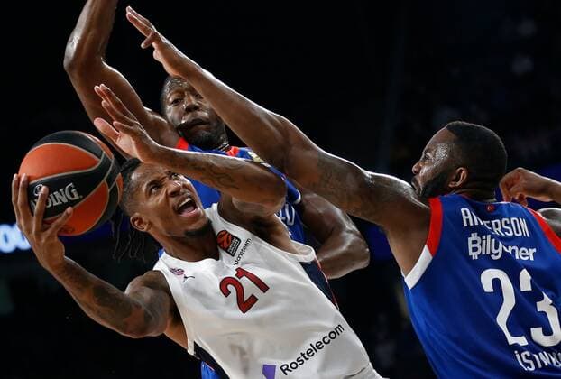 6668555 08.10.2021 CSKA?s Will Clyburn and Anadolu Efes? James Anderson struggle for the ball during the Euroleague Basketball regular championship match between Anadolu Efes Istanbul and CSKA Moscow, in Kazan, Russia s Republic of Tatarstan. Mikhail Serbin Sputnik Russia Basketball Euroleague Anadolu Efes - CSKA  1558cfe532c10a5d