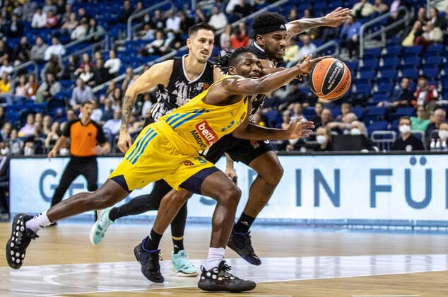 Basketball: EuroLeague, ALBA Berlin - ASVEL Lyon-Villeurbanne, 2. Spieltag, Mercedes-Benz Arena. ALBAs Jaleen Smith kaempft gegen Paul Lacombe (l) und Chris Jones (r) von ASVEL Villeurbanne um den Ball. ALBA Berlin - ASVEL Villeurbanne