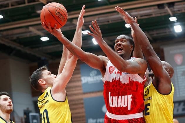 08.10.2021, Basketball, BBL Hauptrunde 2021 - 2022, 3. Spieltag, s.Oliver Wuerzburg - EWE Baskets Oldenburg, GER, Wuerzburg, s.Oliver Arena Bild: v. li. Michal Michalak (EWE Baskets Oldenburg), William Buford (s.Oliver Wuerzburg) und Rickey Paulding (EWE Baskets Oldenburg, 15) Copyright: HMBxMedia xHeikoxBecker