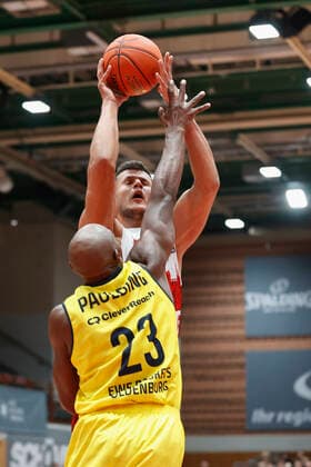 08.10.2021, Basketball, BBL Hauptrunde 2021 - 2022, 3. Spieltag, s.Oliver Wuerzburg - EWE Baskets Oldenburg, GER, Wuerzburg, s.Oliver Arena Bild: v. li. Rickey Paulding (EWE Baskets Oldenburg, 15) und Filip Stanic (s.Oliver Wuerzburg) Copyright: HMBxMedia xHeikoxBecker