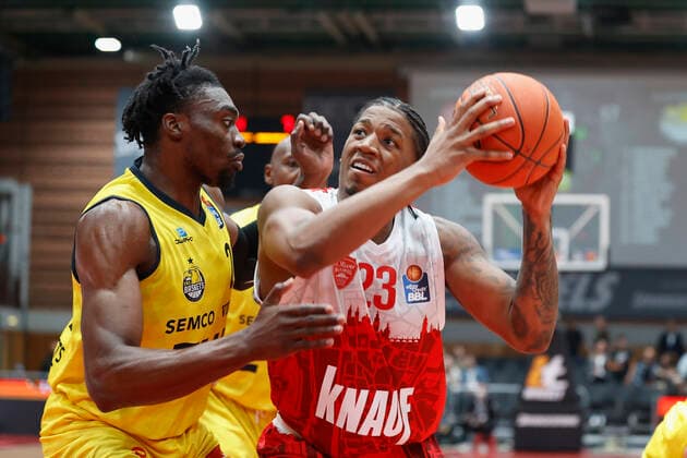 08.10.2021, Basketball, BBL Hauptrunde 2021 - 2022, 3. Spieltag, s.Oliver Wuerzburg - EWE Baskets Oldenburg, GER, Wuerzburg, s.Oliver Arena Bild: v. li. Tai Odiase (EWE Baskets Oldenburg) und Desi Rodriguez (s.Oliver Wuerzburg) Copyright: HMBxMedia xHeikoxBecker