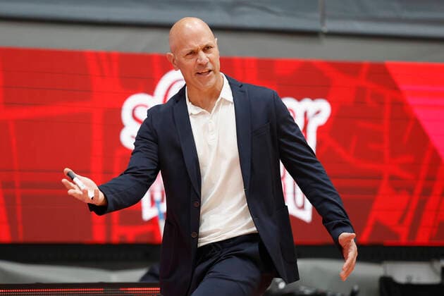 08.10.2021, Basketball, BBL Hauptrunde 2021 - 2022, 3. Spieltag, s.Oliver Wuerzburg - EWE Baskets Oldenburg, GER, Wuerzburg, s.Oliver Arena Bild: v. li. Headcoach Denis Wucherer (s.Oliver Wuerzburg) Copyright: HMBxMedia xHeikoxBecker