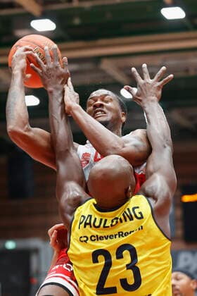 Sport Bilder des Tages 08.10.2021, Basketball, BBL Hauptrunde 2021 - 2022, 3. Spieltag, s.Oliver Wuerzburg - EWE Baskets Oldenburg, GER, Wuerzburg, s.Oliver Arena Bild: v. li. William Buford (s.Oliver Wuerzburg) und Rickey Paulding (EWE Baskets Oldenburg, 15) Copyright: HMBxMedia xHeikoxBecker