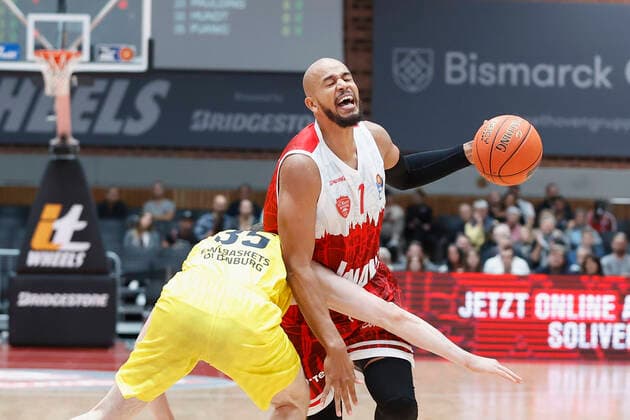 08.10.2021, Basketball, BBL Hauptrunde 2021 - 2022, 3. Spieltag, s.Oliver Wuerzburg - EWE Baskets Oldenburg, GER, Wuerzburg, s.Oliver Arena Bild: v. li. Alen Pjanic (EWE Baskets Oldenburg) und Alex King (s.Oliver Wuerzburg) Copyright: HMBxMedia xHeikoxBecker