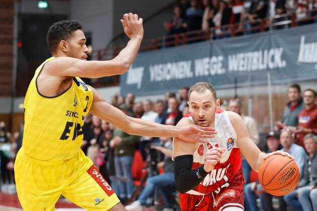 08.10.2021, Basketball, BBL Hauptrunde 2021 - 2022, 3. Spieltag, s.Oliver Wuerzburg - EWE Baskets Oldenburg, GER, Wuerzburg, s.Oliver Arena Bild: v. li. TJ Holyfield (EWE Baskets Oldenburg, 16) und Felix Hoffmann (s.Oliver Wuerzburg) Copyright: HMBxMedia xHeikoxBecker