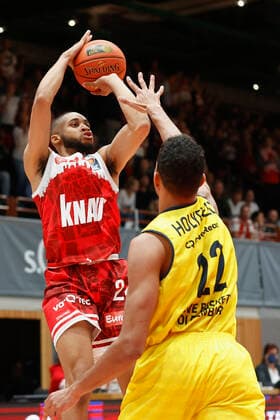 08.10.2021, Basketball, BBL Hauptrunde 2021 - 2022, 3. Spieltag, s.Oliver Wuerzburg - EWE Baskets Oldenburg, GER, Wuerzburg, s.Oliver Arena Bild: v. li. Cameron Hunt (s.Oliver Wuerzburg) und TJ Holyfield (EWE Baskets Oldenburg, 16) Copyright: HMBxMedia xHeikoxBecker
