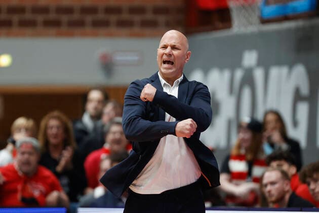 08.10.2021, Basketball, BBL Hauptrunde 2021 - 2022, 3. Spieltag, s.Oliver Wuerzburg - EWE Baskets Oldenburg, GER, Wuerzburg, s.Oliver Arena Bild: v. li. Headcoach Denis Wucherer (s.Oliver Wuerzburg) Copyright: HMBxMedia xHeikoxBecker