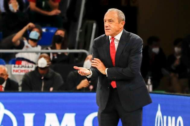 Armani Milan s head coach Ettore Messina reacts during a Euroleague basketball match between Baskonia and Armani Milan at Fernando Buesa sports center in Vitoria, Basque Country, northern Spain, 08 October 2021. Baskonia vs Armani Milan !ACHTUNG: NUR REDAKTIONELLE NUTZUNG!  Copyright: xDavidxAguilarx(es-ES)x GRAF8679 20211008-1aff4e0704e7bf1bdf915656ac371bf438fb1b82
