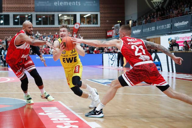 08.10.2021, Basketball, BBL Hauptrunde 2021 - 2022, 3. Spieltag, s.Oliver Wuerzburg - EWE Baskets Oldenburg, GER, Wuerzburg, s.Oliver Arena Bild: v. li. Alex King (s.Oliver Wuerzburg), Bennet Hundt (EWE Baskets Oldenburg) und Aigars Skele (s.Oliver Wuerzburg) Copyright: HMBxMedia xHeikoxBecker