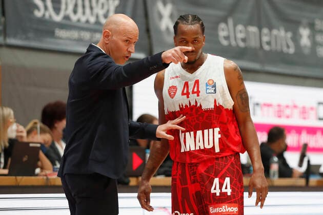 08.10.2021, Basketball, BBL Hauptrunde 2021 - 2022, 3. Spieltag, s.Oliver Wuerzburg - EWE Baskets Oldenburg, GER, Wuerzburg, s.Oliver Arena Bild: v. li. Headcoach Denis Wucherer (s.Oliver Wuerzburg) und William Buford (s.Oliver Wuerzburg) Copyright: HMBxMedia xHeikoxBecker