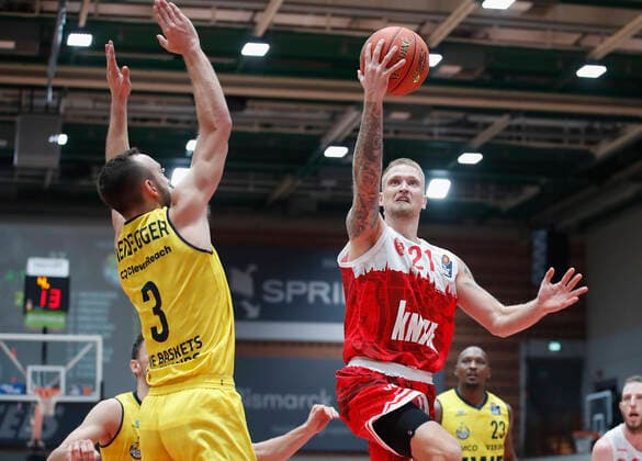 08.10.2021, Basketball, BBL Hauptrunde 2021 - 2022, 3. Spieltag, s.Oliver Wuerzburg - EWE Baskets Oldenburg, GER, Wuerzburg, s.Oliver Arena Bild: v. li. Max Heidegger (EWE Baskets Oldenburg) und Aigars Skele (s.Oliver Wuerzburg) Copyright: HMBxMedia xHeikoxBecker