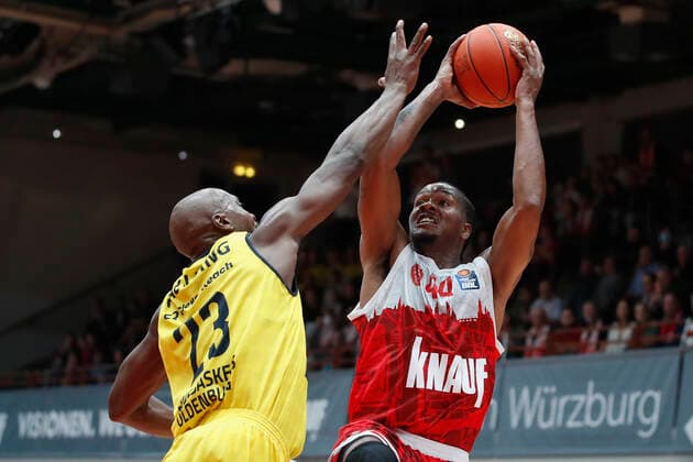 08.10.2021, Basketball, BBL Hauptrunde 2021 - 2022, 3. Spieltag, s.Oliver Wuerzburg - EWE Baskets Oldenburg, GER, Wuerzburg, s.Oliver Arena Bild: v. li. Rickey Paulding (EWE Baskets Oldenburg, 15) und William Buford (s.Oliver Wuerzburg) Copyright: HMBxMedia xHeikoxBecker