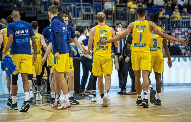 Basketball: EuroLeague, ALBA Berlin - ASVEL Lyon-Villeurbanne, 2. Spieltag, Mercedes-Benz Arena. ALBAs Jaleen Smith (r-l), Oscar da Silva und Luke Sikma laufen in der Pause zum Trainer. ALBA Berlin - ASVEL Villeurbanne