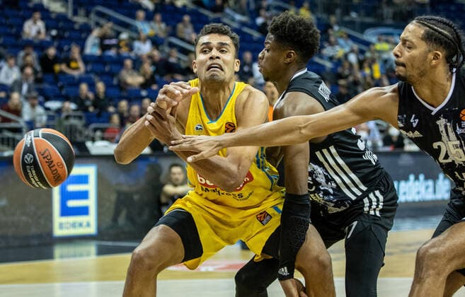 Sport Bilder des Tages Basketball: EuroLeague, ALBA Berlin - ASVEL Lyon-Villeurbanne, 2. Spieltag, Mercedes-Benz Arena. ALBAs Oscar da Silva (l) kaempft gegen Chris Jones von ASVEL Villeurbanne um den Ball. ALBA Berlin - ASVEL Villeurbanne