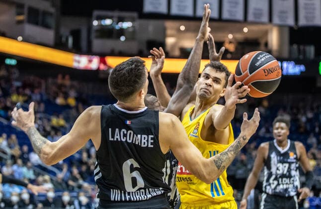 Basketball: EuroLeague, ALBA Berlin - ASVEL Lyon-Villeurbanne, 2. Spieltag, Mercedes-Benz Arena. ALBAs Oscar da Silva (r) kaempft gegen Paul Lacombe von ASVEL Villeurbanne um den Ball. ALBA Berlin - ASVEL Villeurbanne