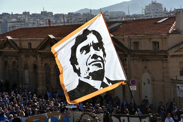 Bilder des Jahres 2021, Sport 10 Oktober Sport Themen der Woche KW40 Sport Bilder des Tages October 8, 2021, Marseille, France: A man waves a flag depicting the portrait of Bernard Tapie during the funeral..The supporters of the Olympique de Marseille (OM) pay a last tribute to Bernard Tapie, business magnate and former owner of the famous football club, by accompanying him for his funeral from the Vieux-Port to the Major Cathedral of Marseille. Bernard Tapie died in Paris on October 3, 2021 at the age of 78, after a four-year battle with stomach cancer. Marseille France - ZUMAs197 0137918278st Copyright: xGerardxBottinox