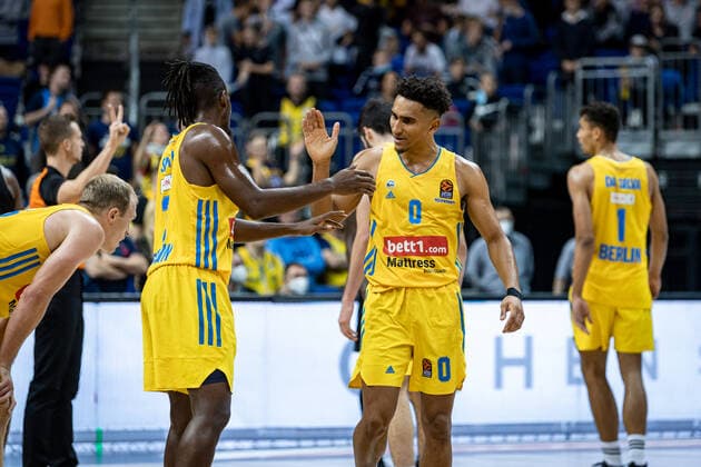 Basketball Berlin 08.10.2021 Saison 2021 2022 EuroLeague Regular Season Alba Berlin - LDLC ASVEL Villeurbanne Maodo Lo (Alba Berlin, No.00) Jaleen Smith (Alba Berlin, No.03)