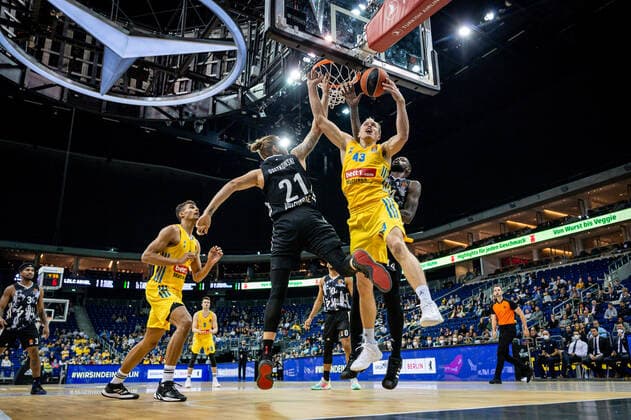 Basketball Berlin 08.10.2021 Saison 2021 2022 EuroLeague Regular Season Alba Berlin - LDLC ASVEL Villeurbanne Luke Sikma (Alba Berlin, No.43) Dylan Osetkowski (Villeurbanne, No.21)