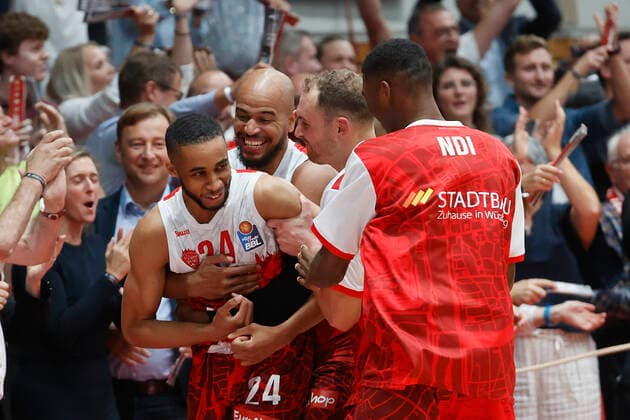 08.10.2021, Basketball, BBL Hauptrunde 2021 - 2022, 3. Spieltag, s.Oliver Wuerzburg - EWE Baskets Oldenburg, GER, Wuerzburg, s.Oliver Arena Bild: v. li. Matchwinner Cameron Hunt (s.Oliver Wuerzburg), Alex King (s.Oliver Wuerzburg), Felix Hoffmann (s.Oliver Wuerzburg) und Elijah Ndi (s.Oliver Wuerzburg) Copyright: HMBxMedia xHeikoxBecker