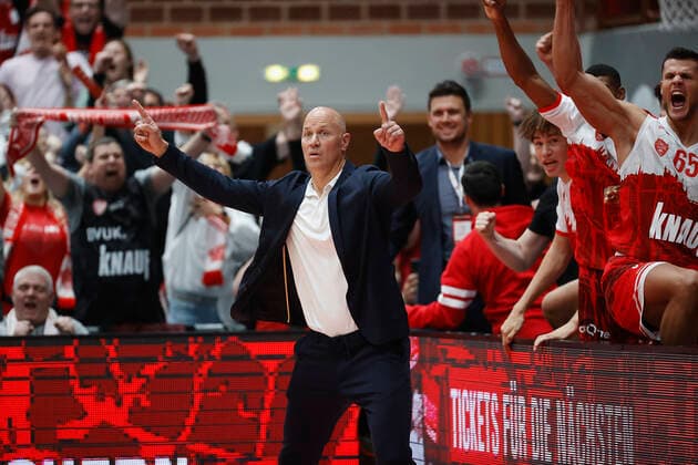 08.10.2021, Basketball, BBL Hauptrunde 2021 - 2022, 3. Spieltag, s.Oliver Wuerzburg - EWE Baskets Oldenburg, GER, Wuerzburg, s.Oliver Arena Bild: v. li. Jubel auf der Wuerzburger Bank um Headcoach Denis Wucherer (s.Oliver Wuerzburg) Copyright: HMBxMedia xHeikoxBecker